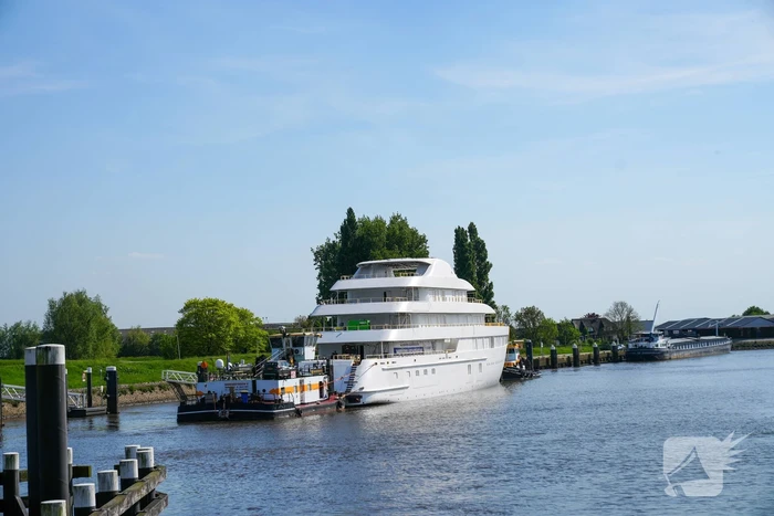 Groot jacht passeert sluis