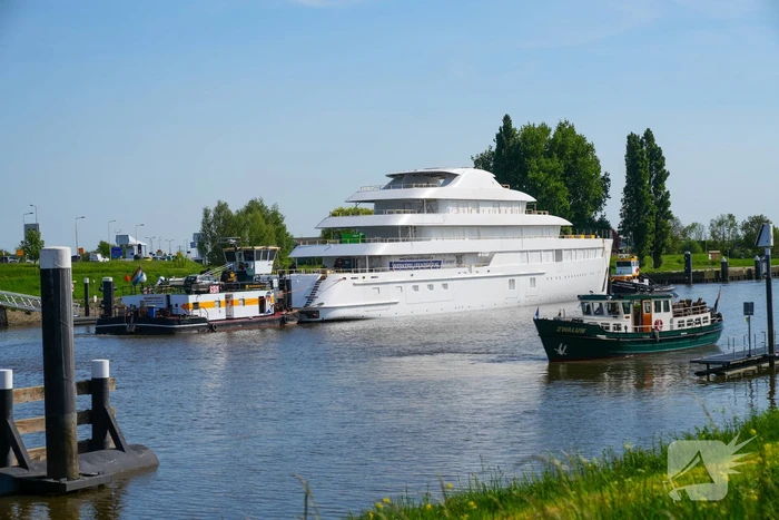 Groot jacht passeert sluis
