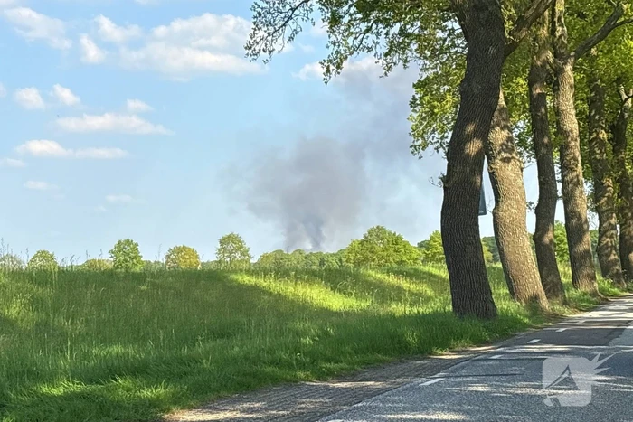 Grote brand in stal zorgt voor rookontwikkeling