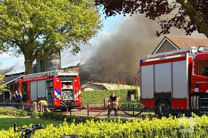 Grote brand in stal zorgt voor rookontwikkeling