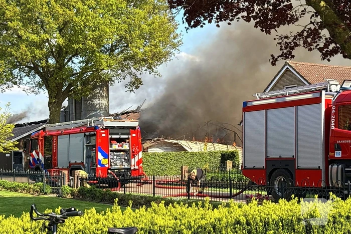 Grote brand in stal zorgt voor rookontwikkeling