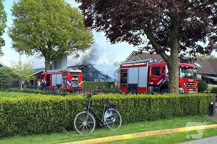 Grote brand in stal zorgt voor rookontwikkeling