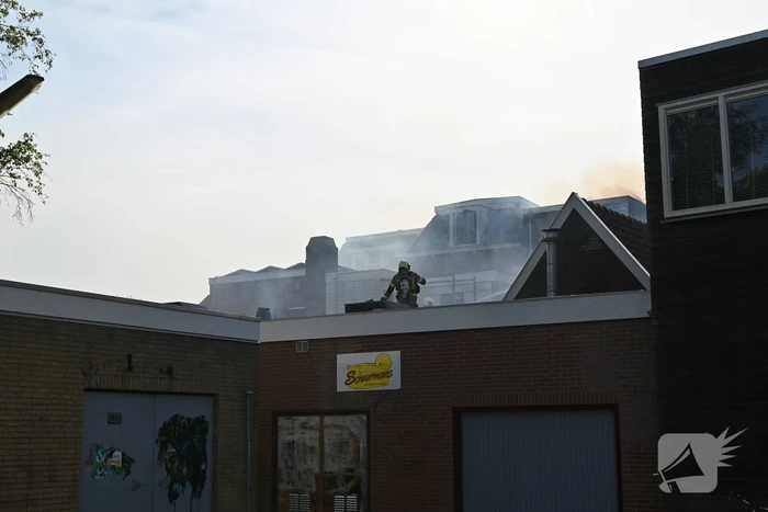 Veel rookontwikkeling bij brand in appartementen boven winkels