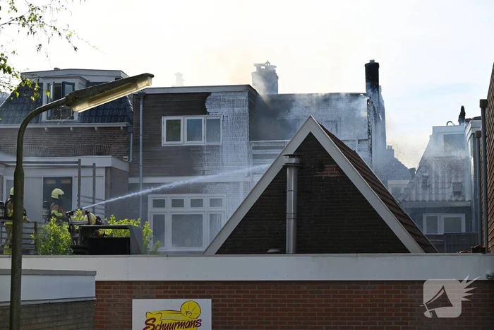 Veel rookontwikkeling bij brand in appartementen boven winkels
