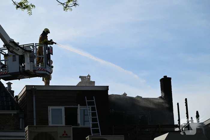 Veel rookontwikkeling bij brand in appartementen boven winkels