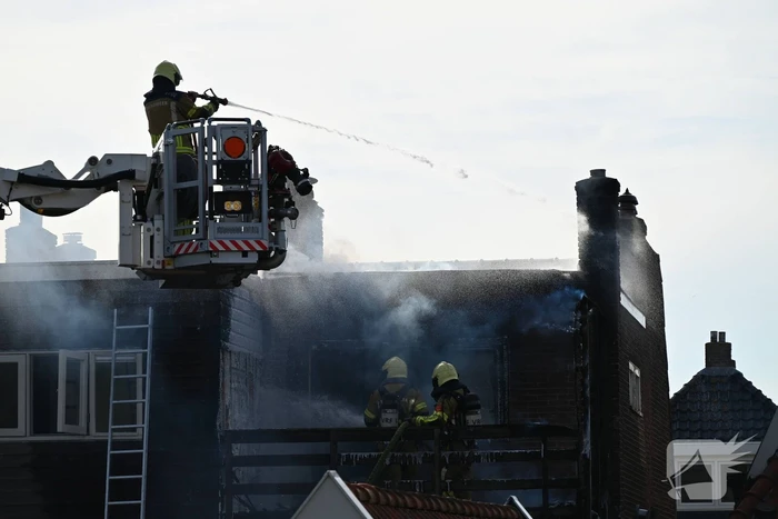 Veel rookontwikkeling bij brand in appartementen boven winkels