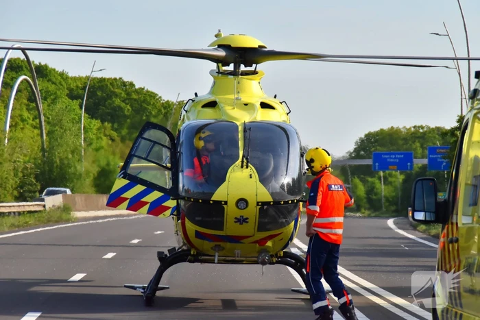 Auto belandt op zijn kop na ongeval, traumateam ingezet