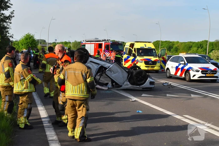 Auto belandt op zijn kop na ongeval, traumateam ingezet