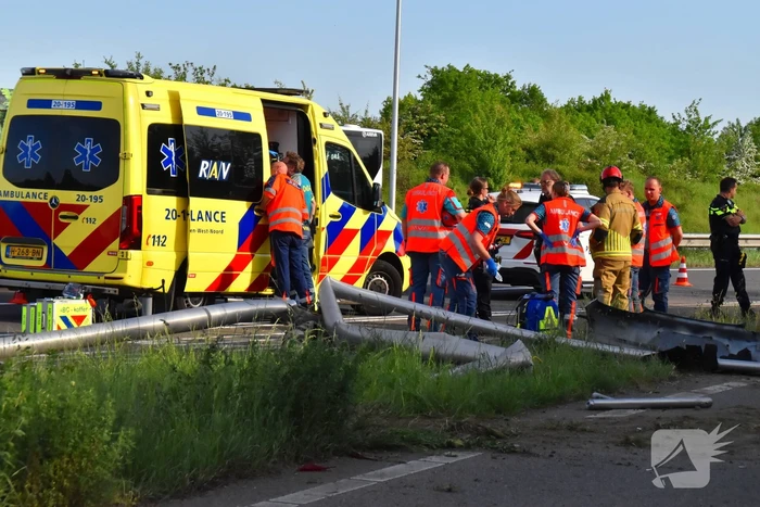 Auto belandt op zijn kop na ongeval, traumateam ingezet