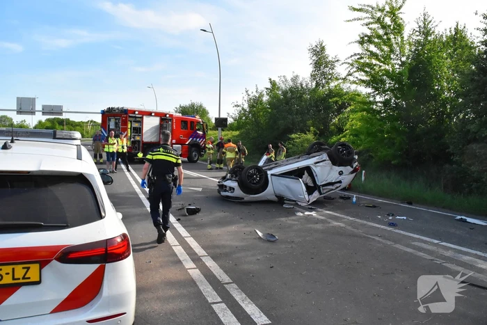 Auto belandt op zijn kop na ongeval, traumateam ingezet