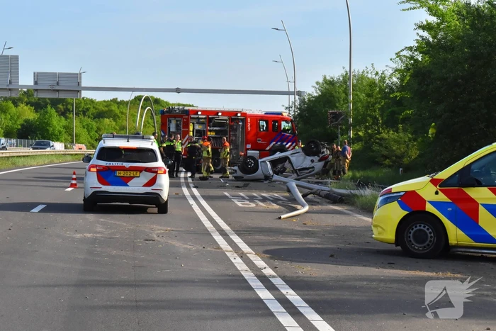 Auto belandt op zijn kop na ongeval, traumateam ingezet