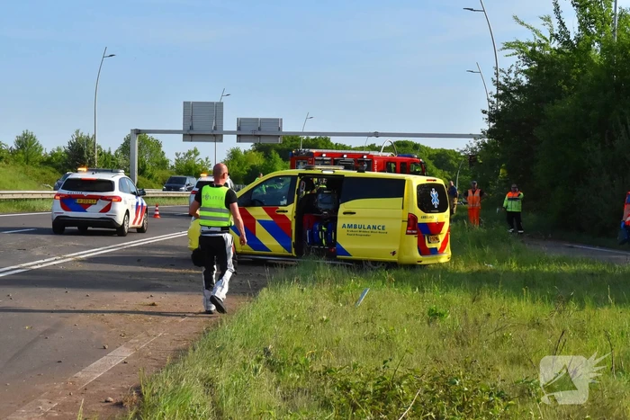 Auto belandt op zijn kop na ongeval, traumateam ingezet