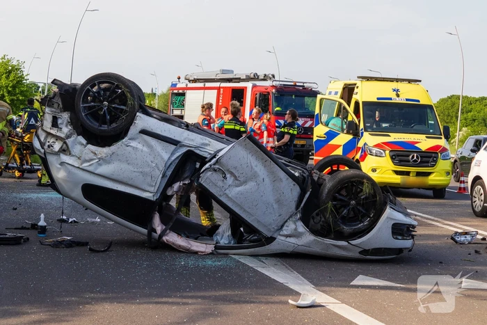 Auto belandt op zijn kop na ongeval, traumateam ingezet