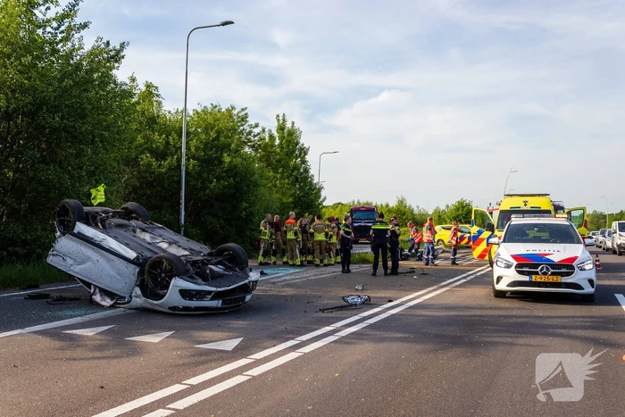 Auto belandt op zijn kop na ongeval, traumateam ingezet
