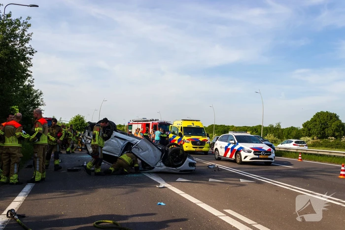 Auto belandt op zijn kop na ongeval, traumateam ingezet