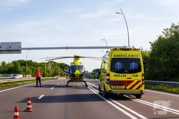 Auto belandt op zijn kop na ongeval, traumateam ingezet