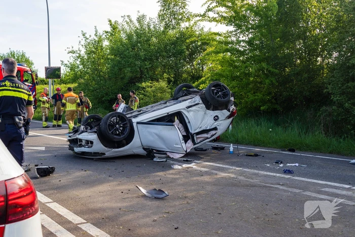Auto belandt op zijn kop na ongeval, traumateam ingezet