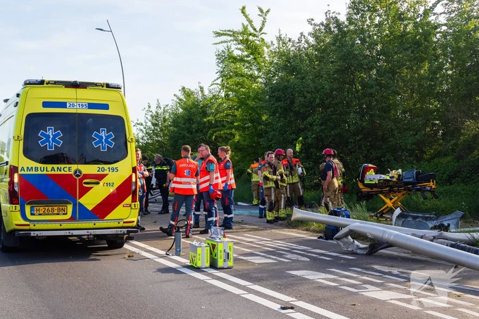 Auto belandt op zijn kop na ongeval, traumateam ingezet