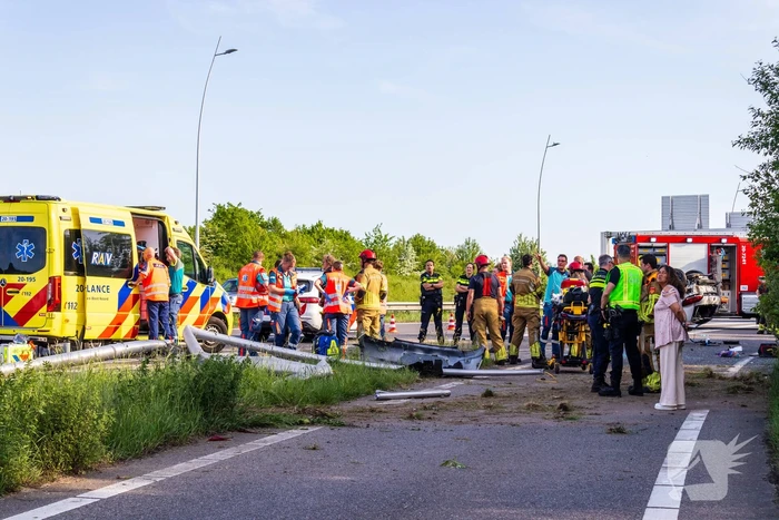 Auto belandt op zijn kop na ongeval, traumateam ingezet