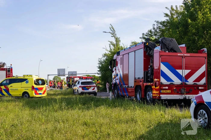 Auto belandt op zijn kop na ongeval, traumateam ingezet