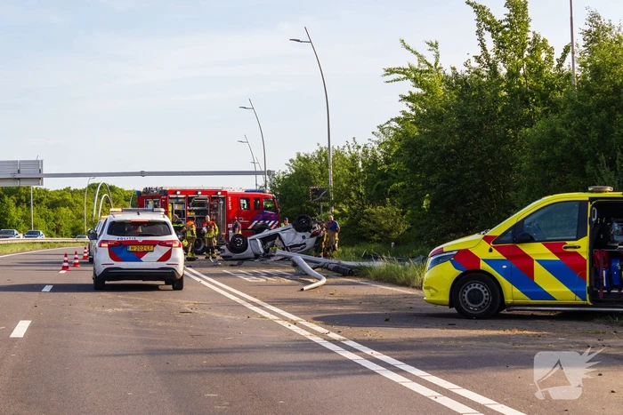 Auto belandt op zijn kop na ongeval, traumateam ingezet