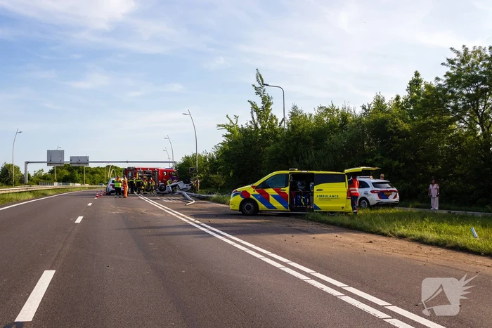 Auto belandt op zijn kop na ongeval, traumateam ingezet
