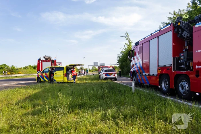 Auto belandt op zijn kop na ongeval, traumateam ingezet