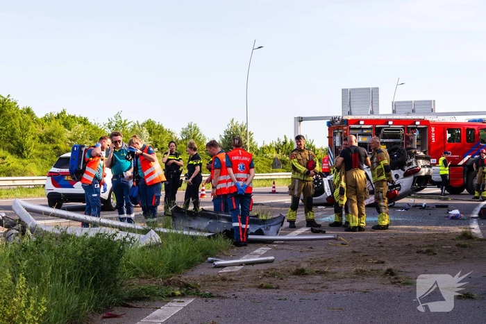 Auto belandt op zijn kop na ongeval, traumateam ingezet