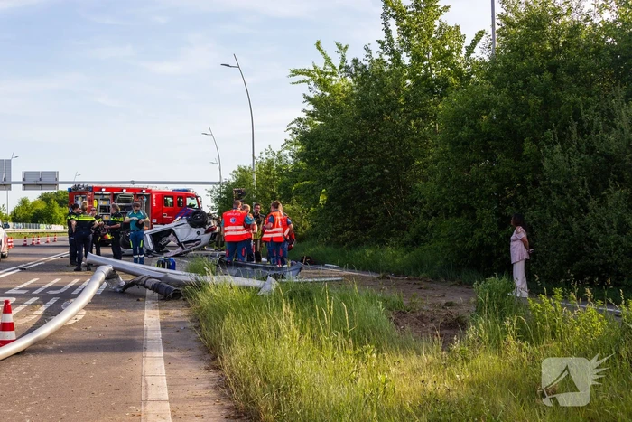 Auto belandt op zijn kop na ongeval, traumateam ingezet
