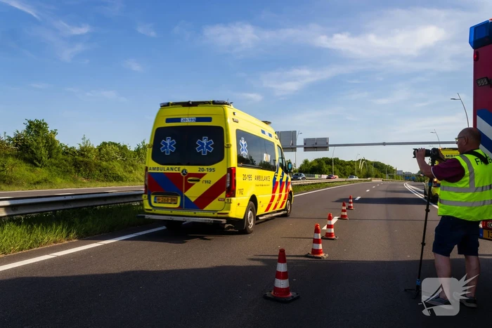 Auto belandt op zijn kop na ongeval, traumateam ingezet