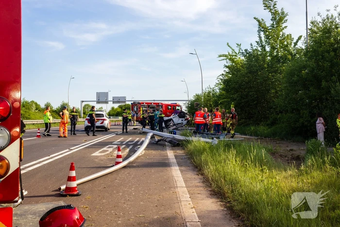Auto belandt op zijn kop na ongeval, traumateam ingezet