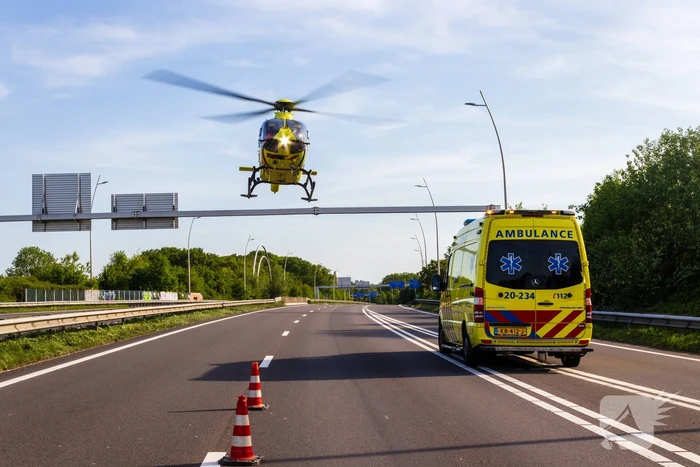 Auto belandt op zijn kop na ongeval, traumateam ingezet