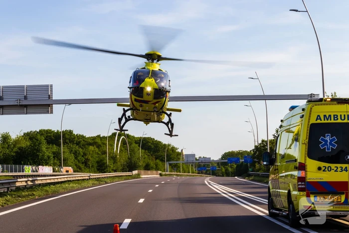Auto belandt op zijn kop na ongeval, traumateam ingezet
