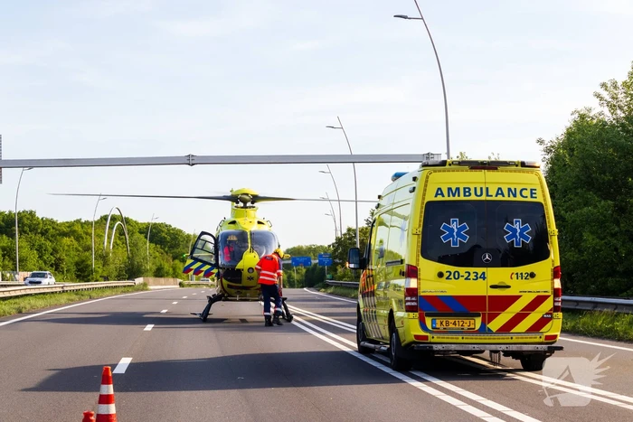 Auto belandt op zijn kop na ongeval, traumateam ingezet