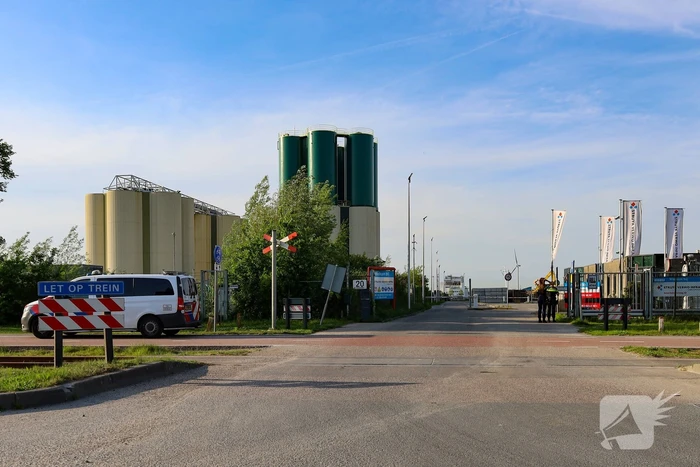 Persoon gered uit silo met beton