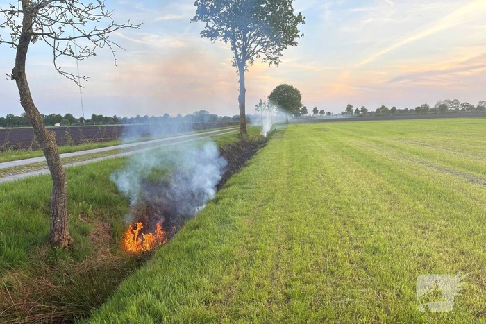 Brandweer blust brand in berm