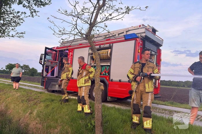 Brandweer blust brand in berm