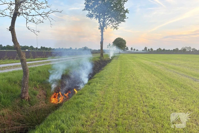 Brandweer blust brand in berm