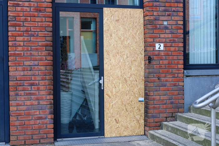 Explosie voor woning zorgt voor flinke schade