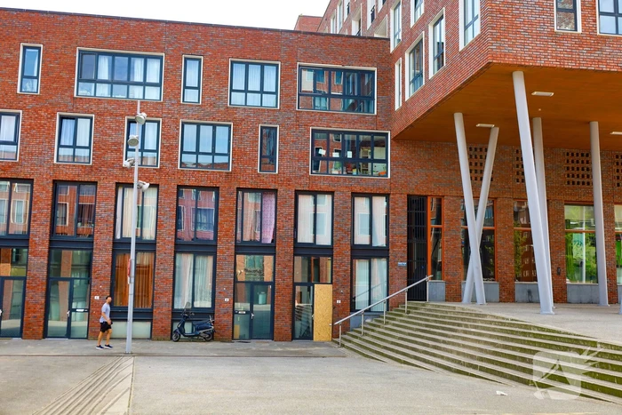 Explosie voor woning zorgt voor flinke schade