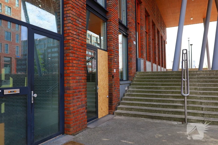 Explosie voor woning zorgt voor flinke schade