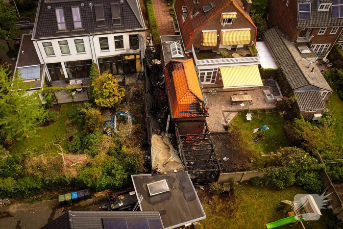 Schade bij daglicht goed te zien na grote nachtelijke brand
