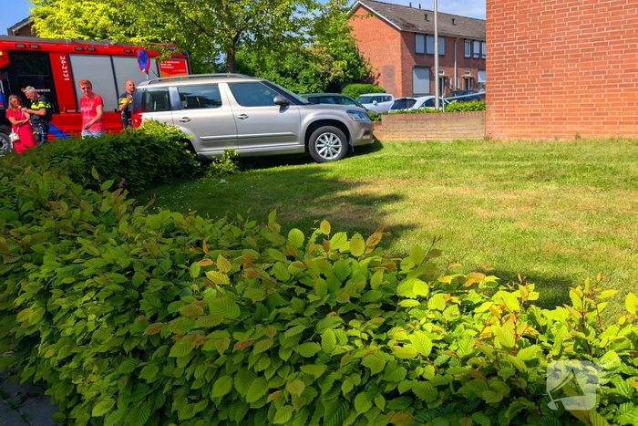 Automobilist verliest macht over het stuur en raakt muur