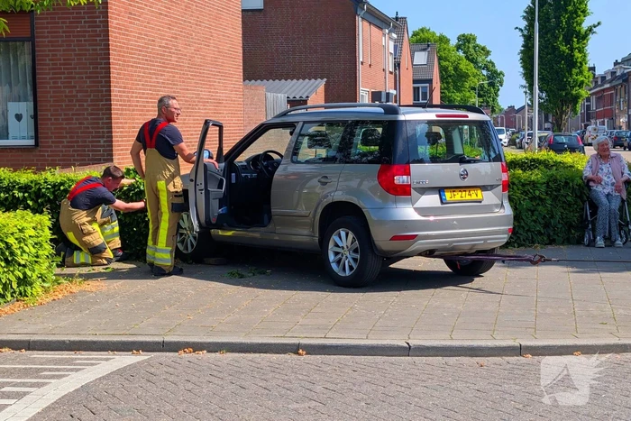 Automobilist verliest macht over het stuur en raakt muur