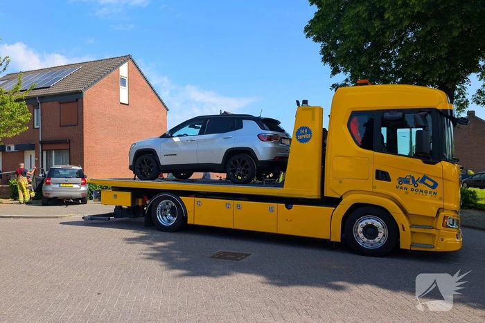 Automobilist verliest macht over het stuur en raakt muur