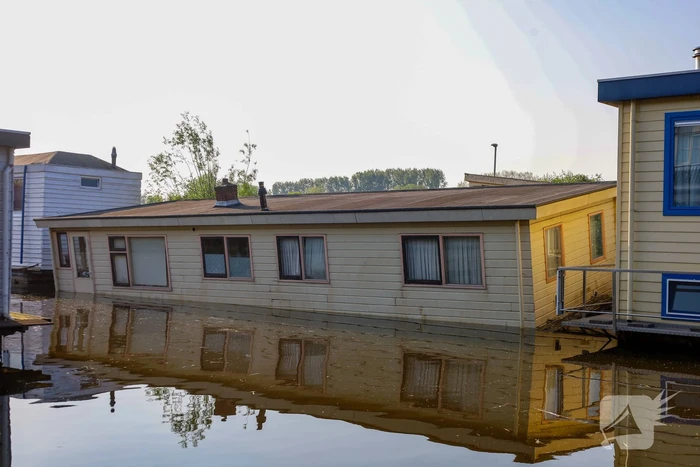 Brandweer houdt woonboot in de gaten na water maken