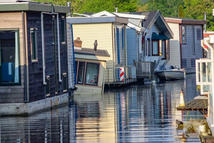 Brandweer houdt woonboot in de gaten na water maken