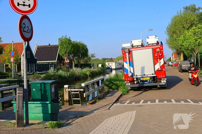 Brandweer houdt woonboot in de gaten na water maken