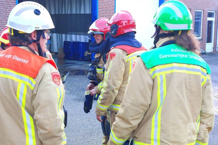 Forse rookwolken bij grote brand in autogarage