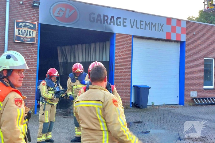 Forse rookwolken bij grote brand in autogarage